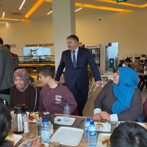 2 Nisan Otizm Farkındalık Günü kapsamında İl Müdürümüz Sayın Tolga Nacar ve İŞKUR İl Müdürü Hacı Akkoyunlu, otizmli çocuklarımız ve aileleriyle Belediye Sosyal Tesislerinde düzenlenen kahvaltı programında bir araya geldi. - fotoğraf 3