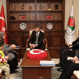 Valimiz Sayın Önder BAKAN, Aziz Şehitlerimizin kıymetli emanetlerini makamında misafir etti. - fotoğraf 1