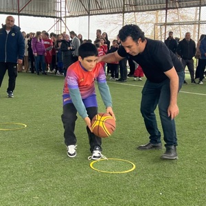 2 Nisan Otizm Farkındalık Günü’nde, Kadirli Kaymakamlığı koordinesinde, Kadirli Umut Işığı Derneği tarafından hayata geçirilen ve Kadirli Sosyal Hizmet Merkezi’nin proje ortağı olduğu “Engel Tanımayan Aileler Projesi” kapsamında Engelsiz Spor Şenliği düzenlenmiştir. - fotoğraf 3