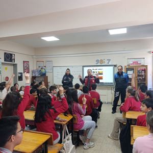 Ekrandan Hayata Projesi kapsamında Mahremiyet, Akran Zorbalığı ve Güvenli İnternet eğitimleri gerçekleştirildi. - fotoğraf 1