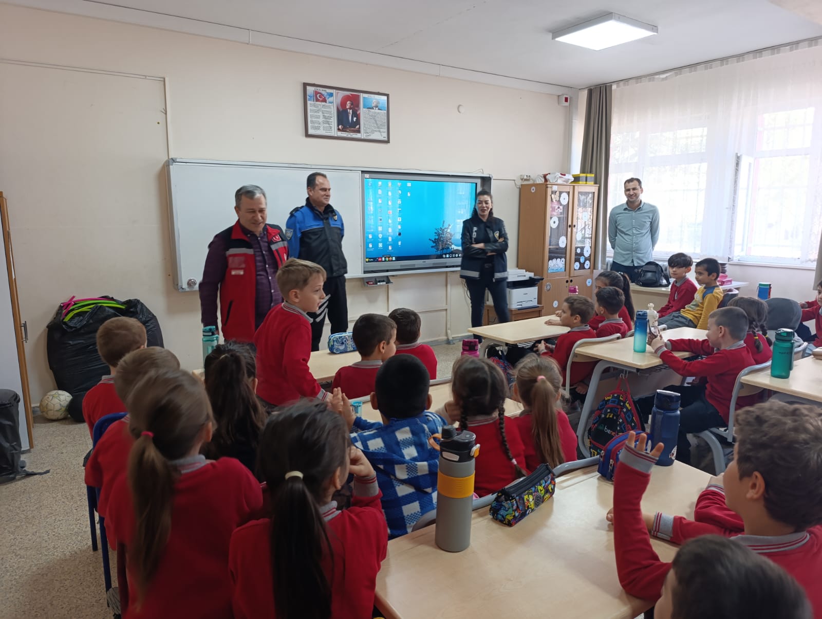 Ekrandan Hayata Projesi kapsamında Mahremiyet, Akran Zorbalığı ve Güvenli İnternet eğitimleri gerçekleştirildi.