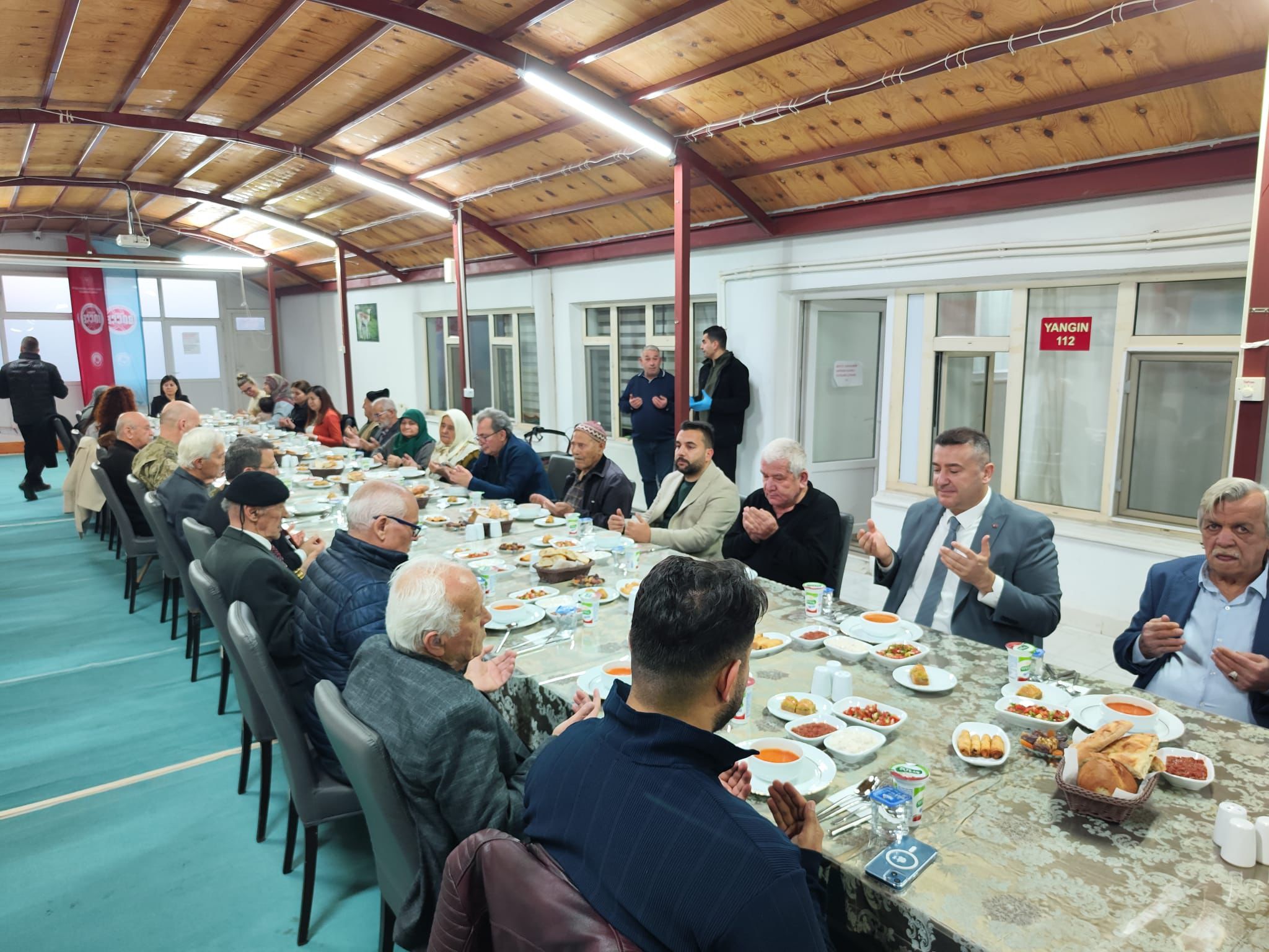 Eğirdir'de Ramazan Ayının Bereketi Aynı Sofrada Paylaşıldı