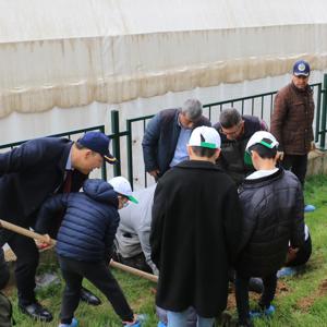 İL MÜDÜRÜMÜZ VE ORMAN BÖLGE MÜDÜRÜMÜZÜN KATILIMIYLA ÇOCUK EVLERİ SİTESİ MÜDÜRLÜĞÜNDE KORUMA ALTINDA BULUNAN ÇOCUKLARIMIZ   MEYVE FİDANLARINI  TOPRAKLA BULUŞTURDULAR - fotoğraf 3