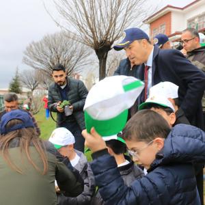 İL MÜDÜRÜMÜZ VE ORMAN BÖLGE MÜDÜRÜMÜZÜN KATILIMIYLA ÇOCUK EVLERİ SİTESİ MÜDÜRLÜĞÜNDE KORUMA ALTINDA BULUNAN ÇOCUKLARIMIZ   MEYVE FİDANLARINI  TOPRAKLA BULUŞTURDULAR - fotoğraf 2