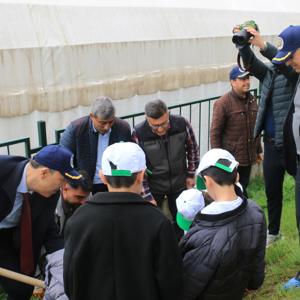 İL MÜDÜRÜMÜZ VE ORMAN BÖLGE MÜDÜRÜMÜZÜN KATILIMIYLA ÇOCUK EVLERİ SİTESİ MÜDÜRLÜĞÜNDE KORUMA ALTINDA BULUNAN ÇOCUKLARIMIZ   MEYVE FİDANLARINI  TOPRAKLA BULUŞTURDULAR - fotoğraf 1