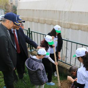 İL MÜDÜRÜMÜZ VE ORMAN BÖLGE MÜDÜRÜMÜZÜN KATILIMIYLA ÇOCUK EVLERİ SİTESİ MÜDÜRLÜĞÜNDE KORUMA ALTINDA BULUNAN ÇOCUKLARIMIZ   MEYVE FİDANLARINI  TOPRAKLA BULUŞTURDULAR - fotoğraf 6