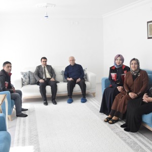 Şehit Aileleri ve Gazimize Anlamlı Ziyaret - fotoğraf 1
