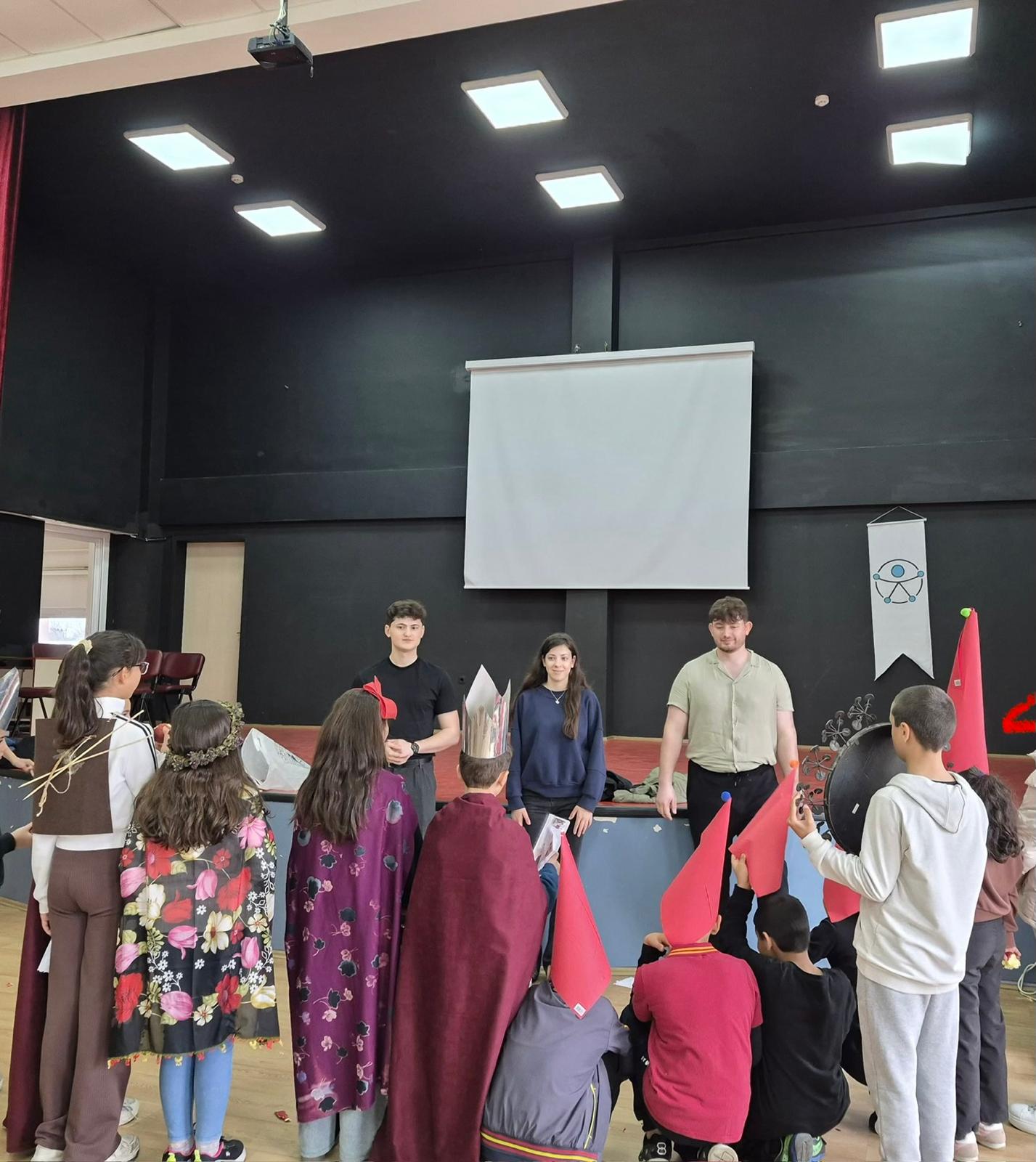 Masal Sahneye Taşındı: Çocuk Evlerinde İngilizce Tiyatro Coşkusu