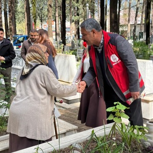 Düziçi Sosyal hizmet merkezi müdürümüz Fatih Hürata ve diğer kurum ve kuruluş müdürleri, Polis teşkilatımızın 181. Yıl dönümü münasebetiyle, Şehitlikte okutulan yasînî şerif programına katılım sağlamışlar, kıymetli ailelerimiz ile aziz şehitlerimizin  hatırlarını yad etmişlerdir . - fotoğraf 1