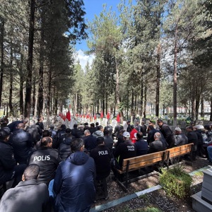 Düziçi Sosyal hizmet merkezi müdürümüz Fatih Hürata ve diğer kurum ve kuruluş müdürleri, Polis teşkilatımızın 181. Yıl dönümü münasebetiyle, Şehitlikte okutulan yasînî şerif programına katılım sağlamışlar, kıymetli ailelerimiz ile aziz şehitlerimizin  hatırlarını yad etmişlerdir . - fotoğraf 2
