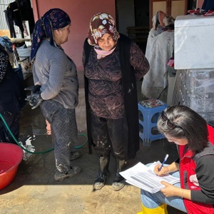 Kadirli ilçemizde yaşanan sel felaketi sonrasında, Kadirli Sosyal Hizmet Merkezi personellerimiz tarafından afetzedelere yönelik saha çalışmaları ile psikososyal destek hizmeti sunulmakta ; vatandaşlarımızın yaşadığı olumsuz etkilerin azaltılması ve ihtiyaçlarının karşılanması amacıyla çalışmalar titizlikle sürdürülmektedir. - fotoğraf 3