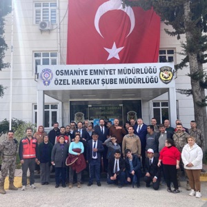 İl Müdürümüz Sayın Tolga Nacar ve İl Müdür Yardımcımız  Fatih Gün’ün katılımıyla, Osmaniye Bakım, Rehabilitasyon ve Aile Danışma Merkezi’nden hizmet alan kıymetli bireylerimiz Polis Haftası kapsamında İl Emniyet Müdürlüğü Özel Harekât Şube Müdürlüğü’nü ziyaret etti. - fotoğraf 1
