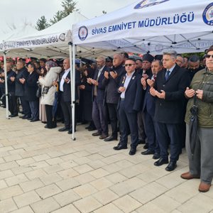 Aziz Şehitlerimiz Kabirleri Başında Dualarla Anıldı - fotoğraf 1