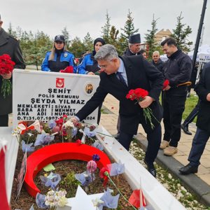 Aziz Şehitlerimiz Kabirleri Başında Dualarla Anıldı - fotoğraf 4