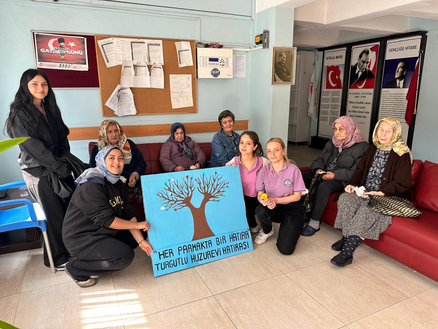 Öğrenciler Huzurevi Sakinlerini Ziyaret Etti