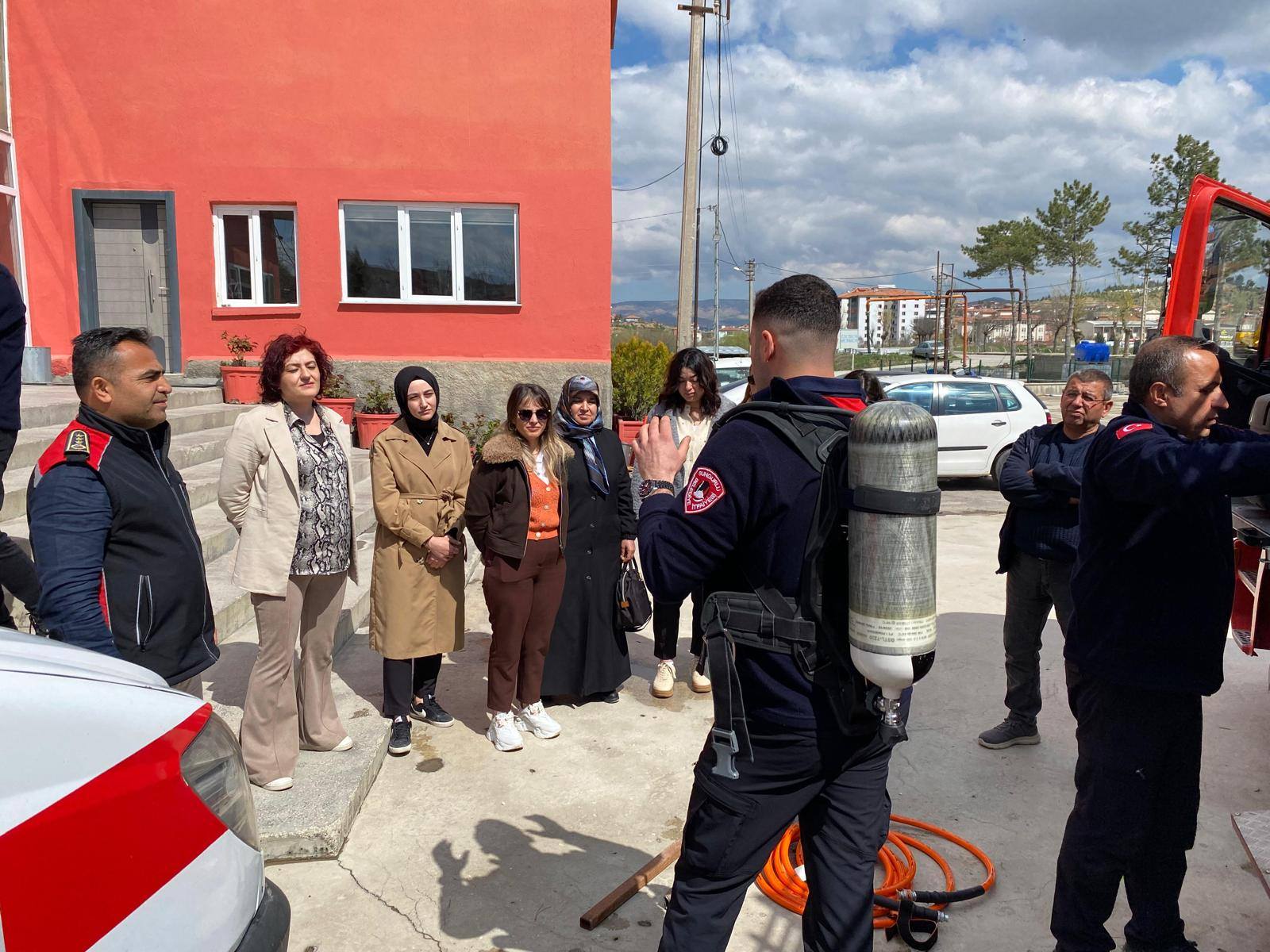 İl Müdürlüğüne bağlı kuruluşumuz Sungurlu Sosyal Hizmet Merkezi personelleri, afet ve acil durumlara hazırlık kapsamında Sungurlu İtfaiye Müdürlüğü tarafından düzenlenen eğitime katılım sağlamıştır. 