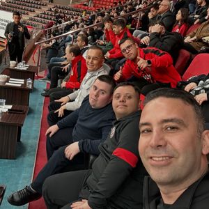 Sahada Galibiyet, Tribünde Engel Tanımayan Sevgi - fotoğraf 1