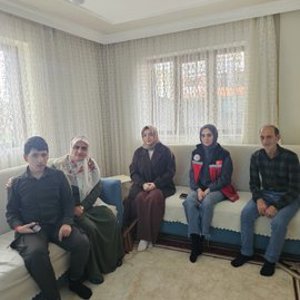 2 nisan Dünya Otizm Farkındalık Günü kapsamında Gündüz Bakım Rehabilitasyon ve Aile Danışma Merkezinden hizmet alan otizmli öğrencilere hane ziyaretinde bulunulmustur.  - fotoğraf 1