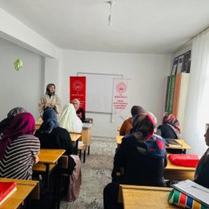 ŞÖNİM tarafından Kaleönü Kur’an Kursu kursiyerlerine; şiddetle mücadele, aile içi iletişim ve erken yaşta evlilikler konusunda bilgilendirme yapıldı.  - fotoğraf 1