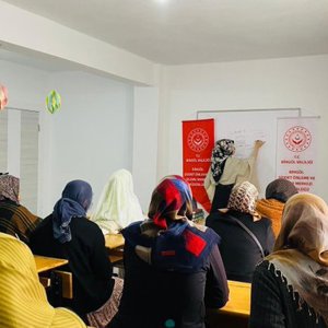 ŞÖNİM tarafından Kaleönü Kur’an Kursu kursiyerlerine; şiddetle mücadele, aile içi iletişim ve erken yaşta evlilikler konusunda bilgilendirme yapıldı.  - fotoğraf 2