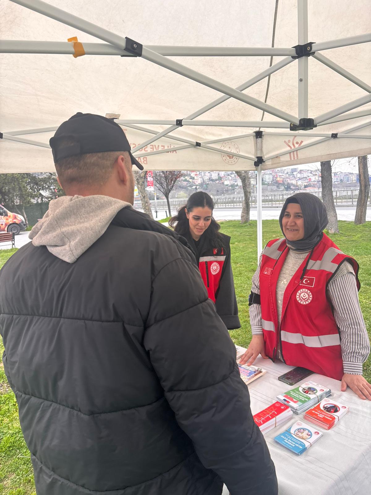 İlimiz Genelinde Sahaya Çıkan Ekiplerimiz Mobil Sosyal Hizmet Noktalarında Bilgilendirme ve Broşür Dağıtımı Faaliyetleri Gerçekleştirmiştir