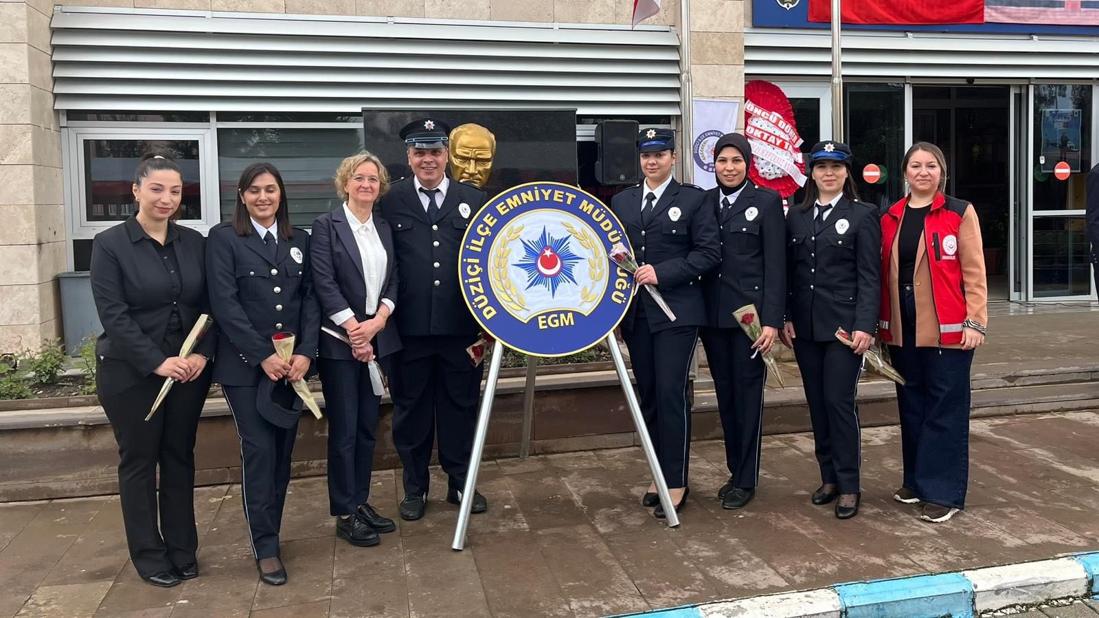 Düziçi Sosyal Hizmet Merkezi Şehit Yakınları ve Gaziler Birimi personelleri, Polis Haftası nedeniyle İlçe Emniyet Müdürlüğünde düzenlenen programa katılım sağlamışlardır.