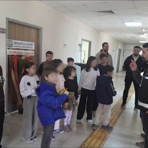 Yüksel Özden Çocuk Evleri Sitesinde kalan çocuklarımız, Emniyet Teşkilatının 181. kuruluş yıl dönümü vesilesiyle Çocuk Şube Müdürlüğünü ziyaret etmiştir. - fotoğraf 2