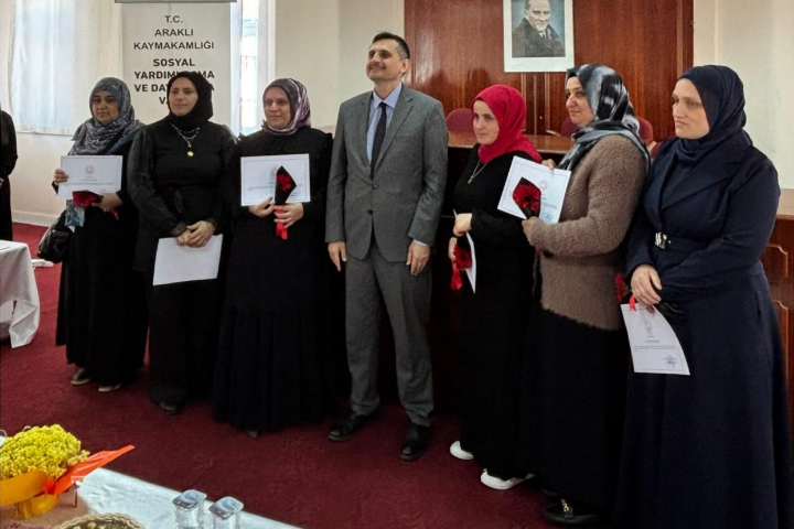 Araklı Aile Destek Merkezi Kursiyerlerinin Hazırladığı Kurs Sonu Sergisi Gerçekleştirildi.