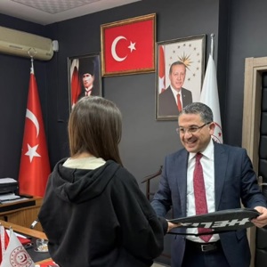 Çocuk Hizmetleri Genel Müdürlüğü 9. Türkiye Badminton Şampiyonası'na katılacak olan çocuklarımız, İl Müdürümüz Adem YÜCEL’i makamında ziyaret etti. - fotoğraf 1