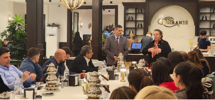 Mümkün” Adlı Tiyatro Oyununun Gösterimi Öncesinde Oyunculara Moral Yemeği Düzenlendi