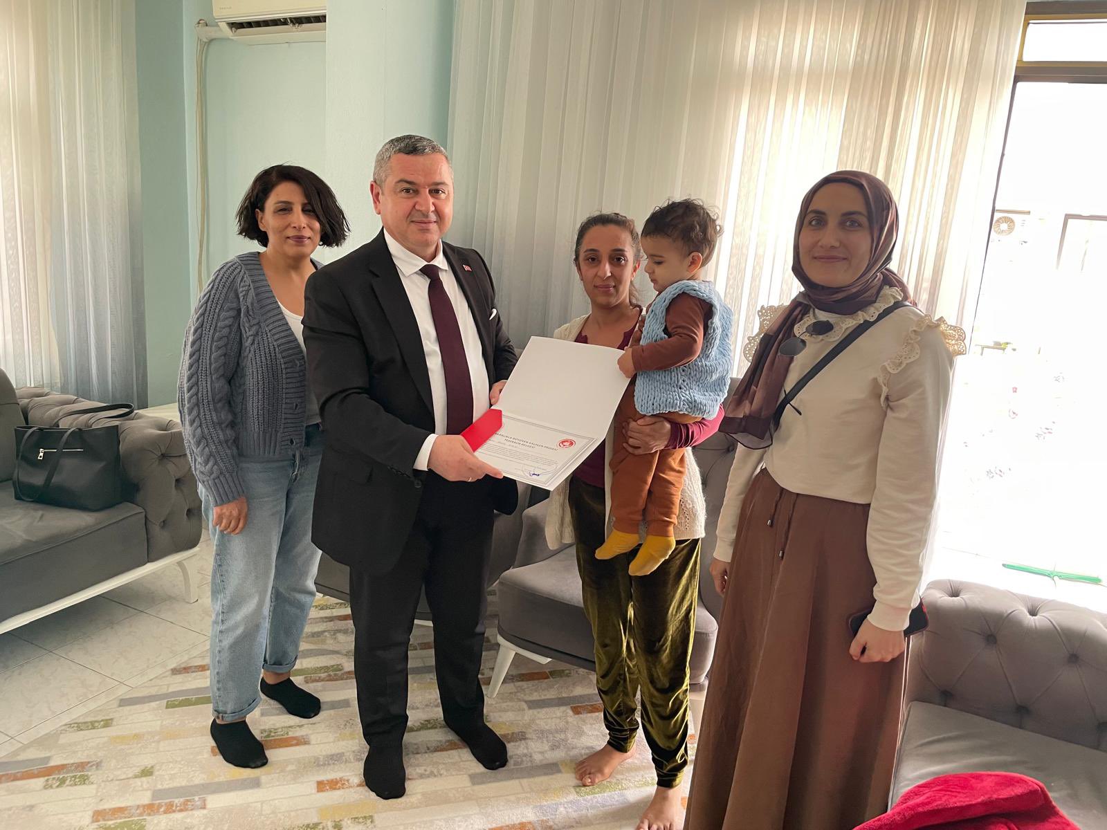 İl Müdürümüz Naci YILMAZ #FedakarlıklaBüyüyenKalplerprojesi kapsamında, Ateş ailesini hanelerinde ziyaret etti. Bakanlığımız hizmet modellerinden olan  SED hizmetimizden yararlanan ailemizi ziyarette evlatlarına özenle bakan ailemize teşekkür etti.