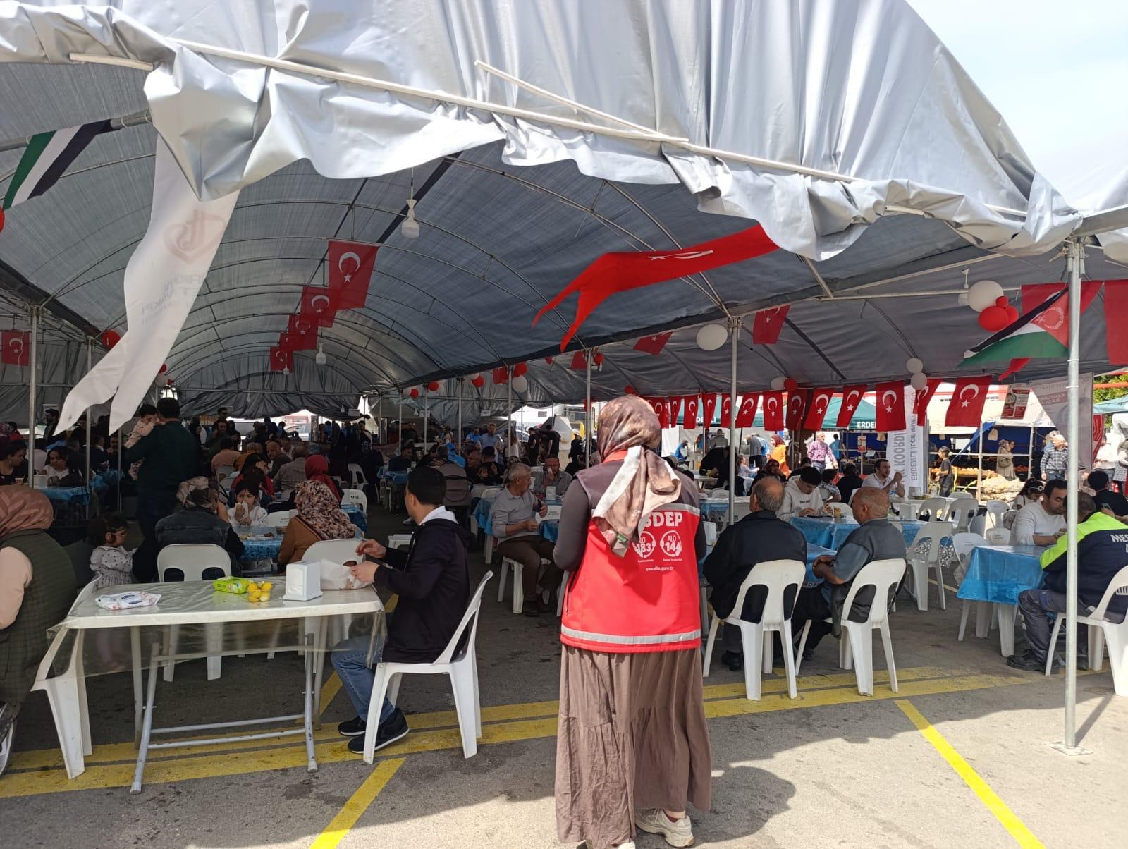 #ErdemliShm olarak ilçe Müftülüğünün düzenlemiş olduğu İyilik kermesinde stant açarak bağımlılıkla mücadele kapsamında bakanlığımızın hizmet modeli olan Sosyal Uyum süreci danışmanlığı hakkında vatandaşlarımıza tanıtım ve bilgilendirme yapılmıştır.
