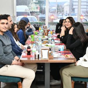 İl Müdürümüz Sayın Çiğdem AÇIKYILDIZ KAZEL, çocuk evimizde kalan çocuklarımızla iftar sofrasında bir araya geldi. - fotoğraf 1