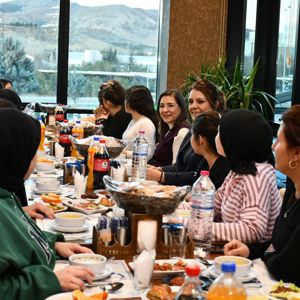 İl Müdürümüz Sayın Çiğdem AÇIKYILDIZ KAZEL, kuruluşlarımızda kalan çocuklarımızla düzenlenen iftar programında bir araya geldi.  - fotoğraf 1