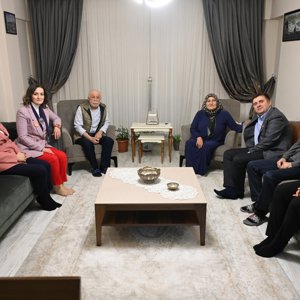 Valimiz Sayın H. Engin SARIİBRAHİM ve eşi Hatice SARIİBRAHİM Hanımefendi, Şehit Jandarma Uzman Çavuş Mustafa UĞURELLİ’nin kıymetli annesi Fatma UĞURELLİ’yi ziyaret etti. - fotoğraf 1