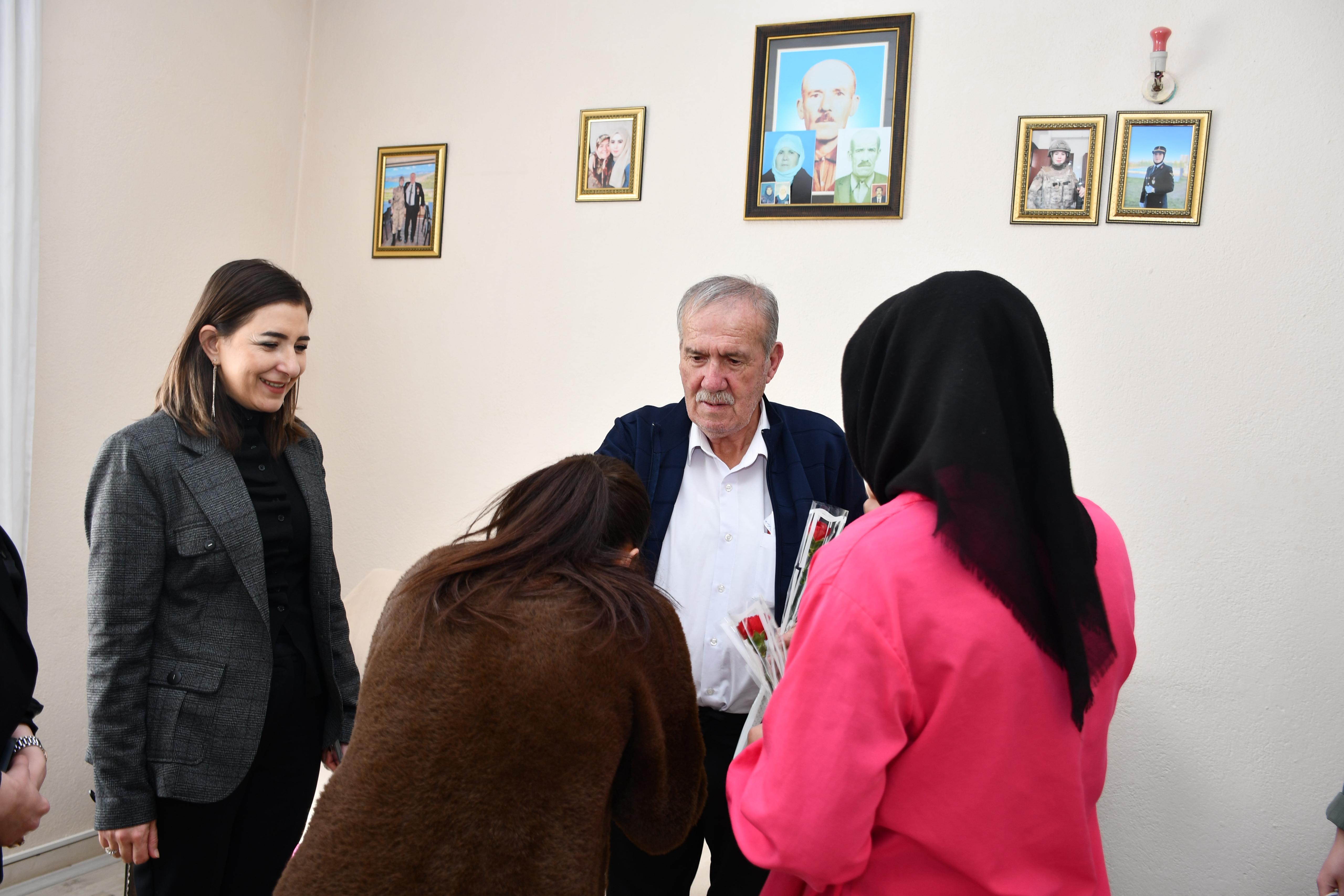 İl Müdürümüz Sayın Çiğdem AÇIKYILDIZ KAZEL, çocuklarımızla birlikte Kıbrıs Gazimizi hanesinde ziyaret etti.