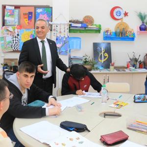 İL MÜDÜRÜMÜZ SAYIN ÖMER FARUK ERGÜN ABDULLAH HAKAN TANGÜLÜ ÖZEL EĞİTİM MESLEK OKULUNDAKİ ÖZEL ÖĞRENCİLERİ ZİYARET ETTİ - fotoğraf 1