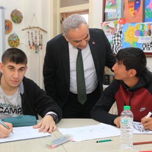 İL MÜDÜRÜMÜZ SAYIN ÖMER FARUK ERGÜN ABDULLAH HAKAN TANGÜLÜ ÖZEL EĞİTİM MESLEK OKULUNDAKİ ÖZEL ÖĞRENCİLERİ ZİYARET ETTİ - fotoğraf 3