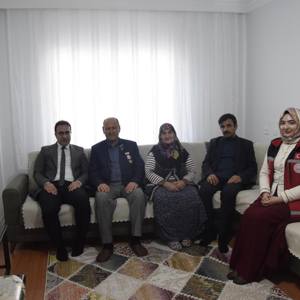 Şehit Aileleri ve Gazimize Anlamlı Ziyaret - fotoğraf 4
