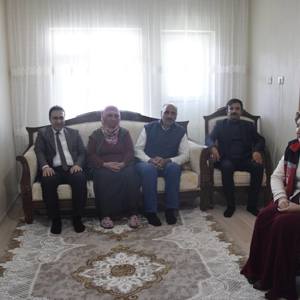 Şehit Aileleri ve Gazimize Anlamlı Ziyaret - fotoğraf 1