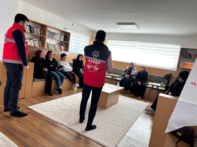 Yozgat Sosyal Hizmet Merkezi Müdürlüğümüz ve Yeşilay Danışmanlık Merkezi (YEDAM), sahada güçlü bir iş birliğiyle çalışmalarına devam ediyor. 