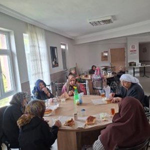 Alparslan Türkeş Huzurevi’nde anlamlı bir vefa programı gerçekleştirildi. - fotoğraf 2
