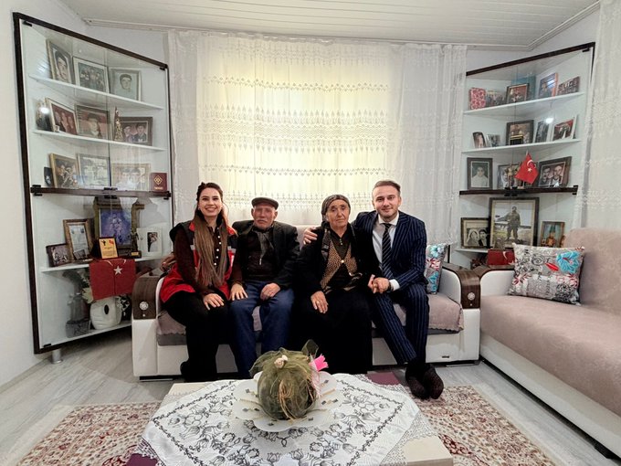 İl Müdürümüz Alper Alp şehitlerimizin kıymetli ailelerinin hanelerini ziyaret etmeye devam ediyor.