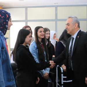 KÖKLERDEN GÖKLERE PROJESİ KAPSAMINDA GENÇLERDEN YAŞLILARA KALPTEN KALBE BİR ZİYARET  - fotoğraf 3