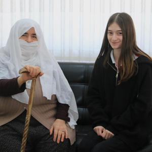 KÖKLERDEN GÖKLERE PROJESİ KAPSAMINDA GENÇLERDEN YAŞLILARA KALPTEN KALBE BİR ZİYARET  - fotoğraf 11