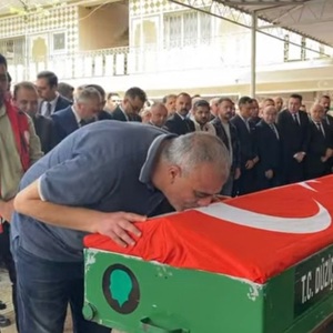 Kahramanmaraş’ta bir ortaokulda yaşanan elim hadisede hayatını kaybeden öğrencimizi Düziçi ilçemizde dualarla ebediyete uğurlayıp ailemize sabırlar temenni ettik. - fotoğraf 2
