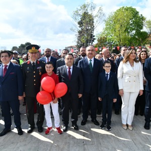 23 Nisan Ulusal Egemenlik ve Çocuk Bayramı Kapsamında Çelenk Sunma Töreni Gerçekleştirildi - fotoğraf 3