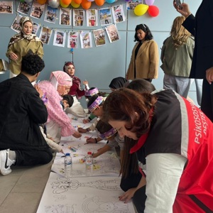 Osmaniye Osmaniye Korkut Ata Üniversitesi Sosyal ve Beşerî Bilimler Fakültesi, Uygulamalı Bilimler Fakültesi ve Kadirli Sosyal Hizmet Merkezi iş birliği kapsamında, 20 Nisan Pazartesi günü üniversite yerleşkesinde ebeveyn kaybı yaşayan çocuklara yönelik etkinlik programı düzenlenmiştir. - fotoğraf 2