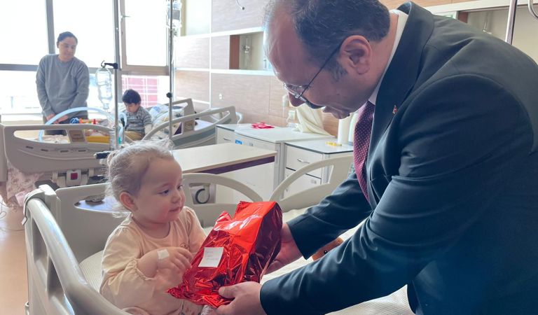 Hastanede Yatan Çocuklara 23 Nisan Sürprizi