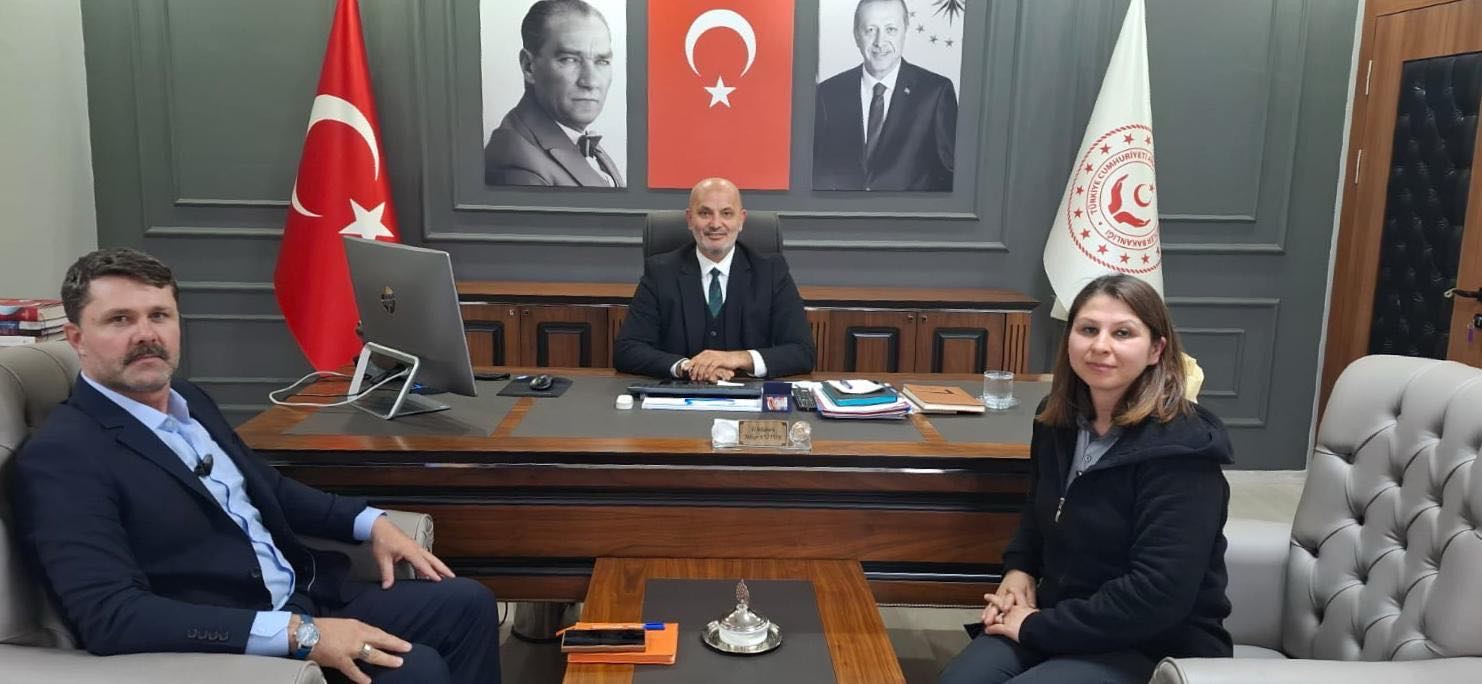 On Nolu İş Kolu'nda faaliyet gösteren Öz Büro-İş Sendikası Aile Merkez Şube Başkanı Hasan ATAY ve sendika temsilcisi Cemile CANBAKIŞ, İl Müdürümüz Yakup KÜTÜK’ü makamında ziyaret etti.